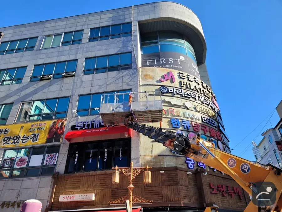 아산탕정단지 스카이차 간판·청소 현장